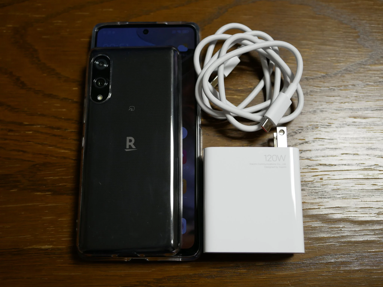 Rakuten Hand 5Gと本体・充電器を比較