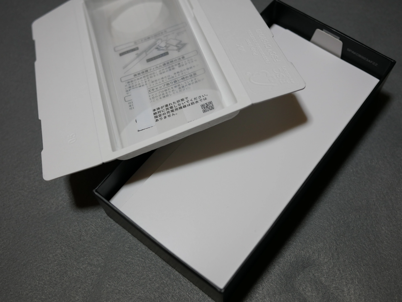 本体トレーを取ると、付属品用の箱が出てきます