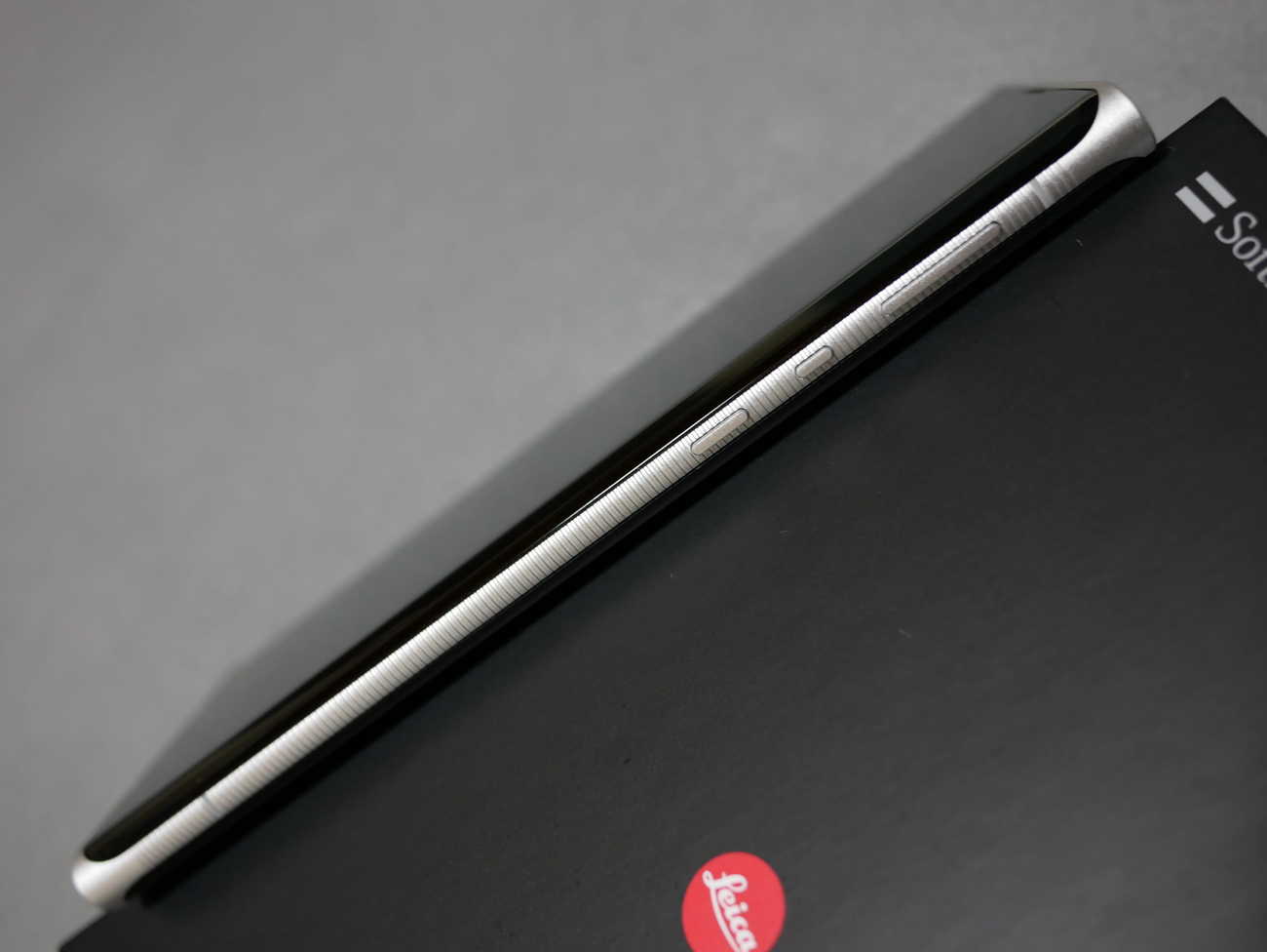 ローレット加工が特徴的な側面