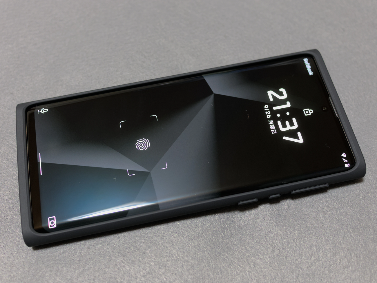 指紋認証の認識範囲はとても大きい (※Android 11時のロック画面です)