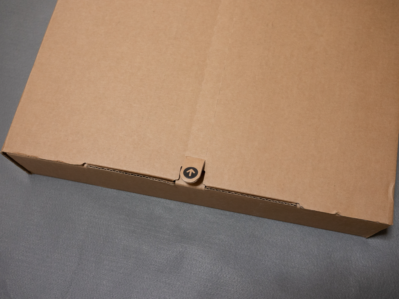 シール式だったM1 MacBook Airとは違い、べろから箱を切り取っていきます。