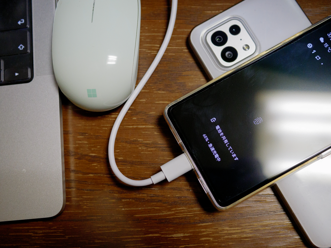 自身を急速充電しながらTONE e22に対してバッテリーシェア