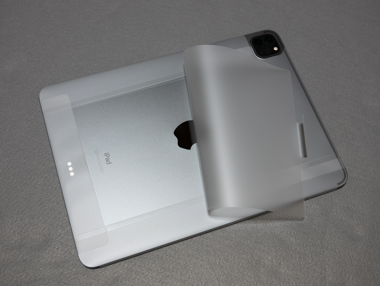 本体の保護フィルムを外します