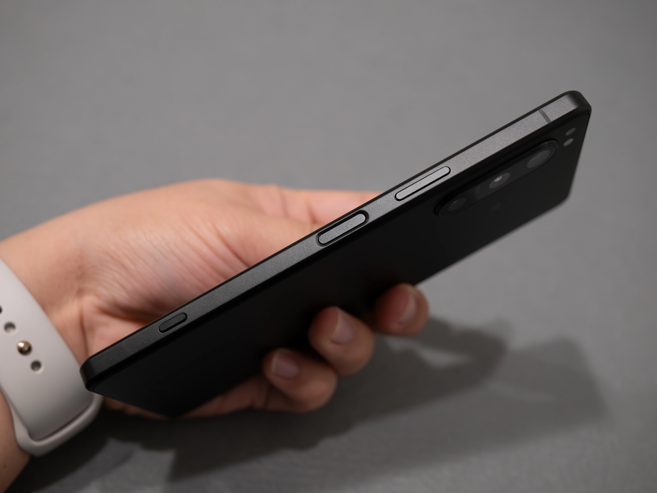 右側面 下方にあるのはGoogleアシスタント……ではなくシャッターボタン