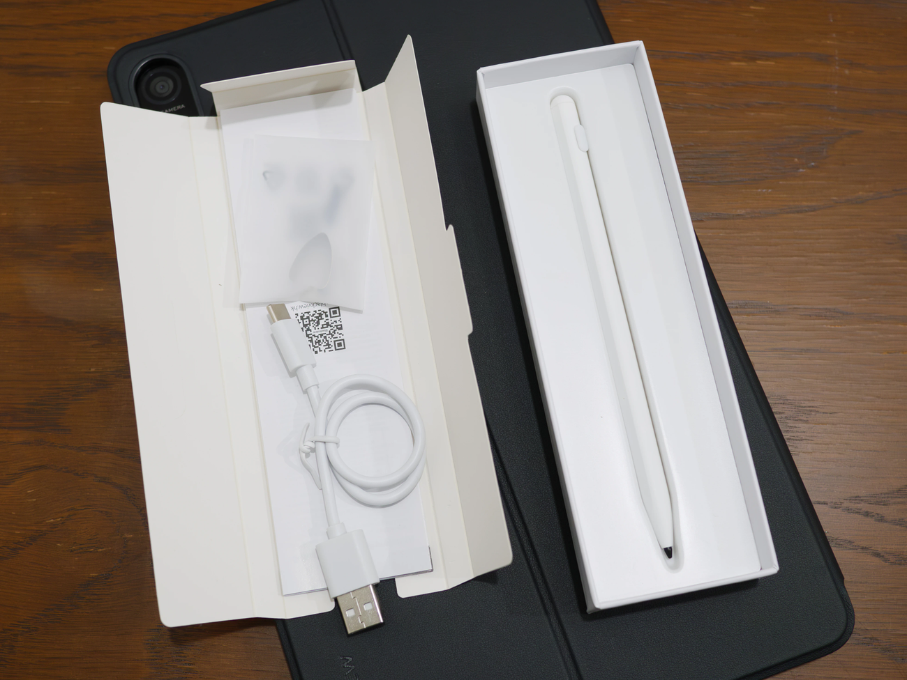 開けると付属品の箱が見えます