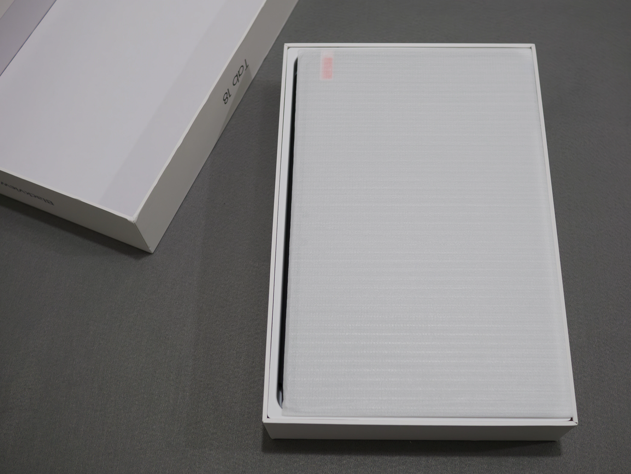 ガラスフィルムが入っています。