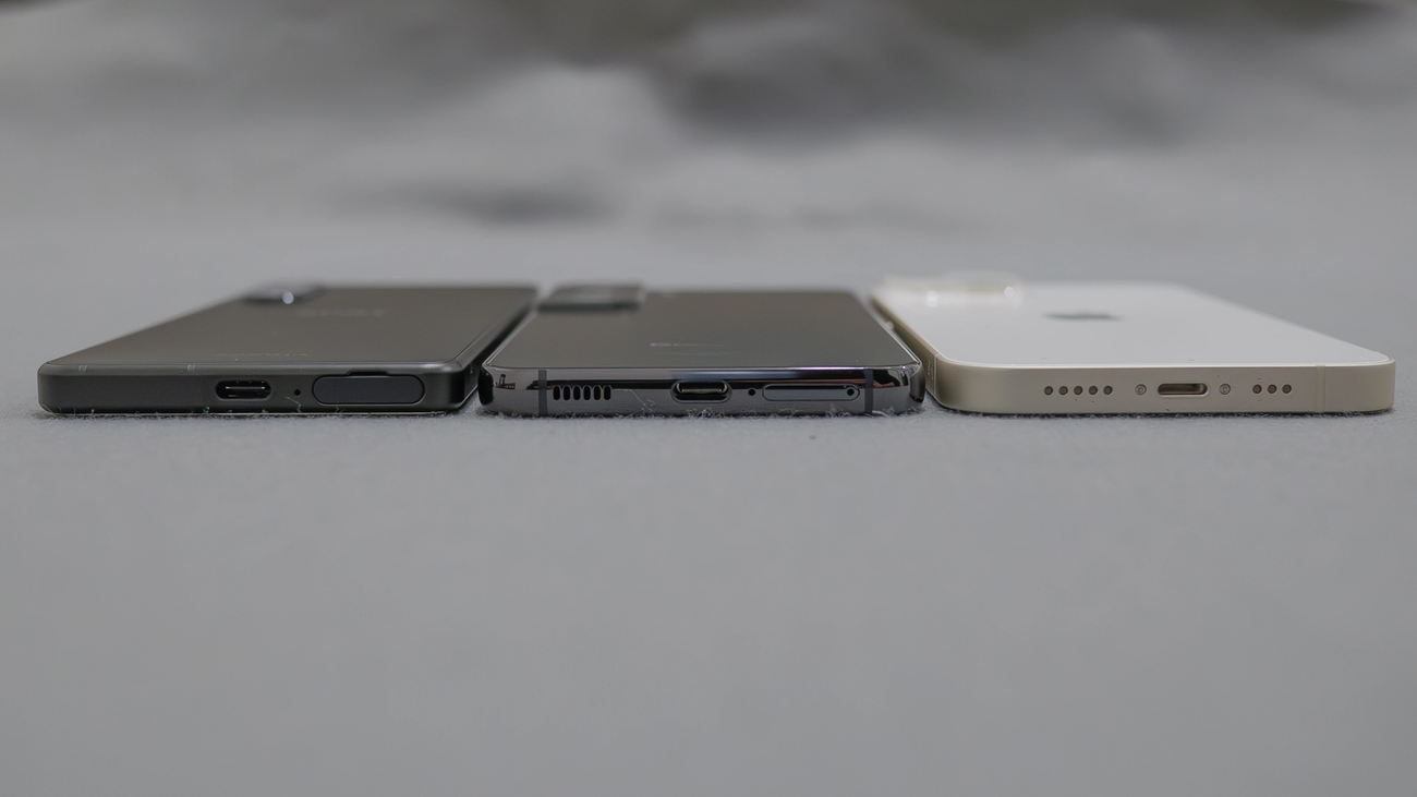 厚さ比較 iPhoneは厚いため持った時に大きく感じます