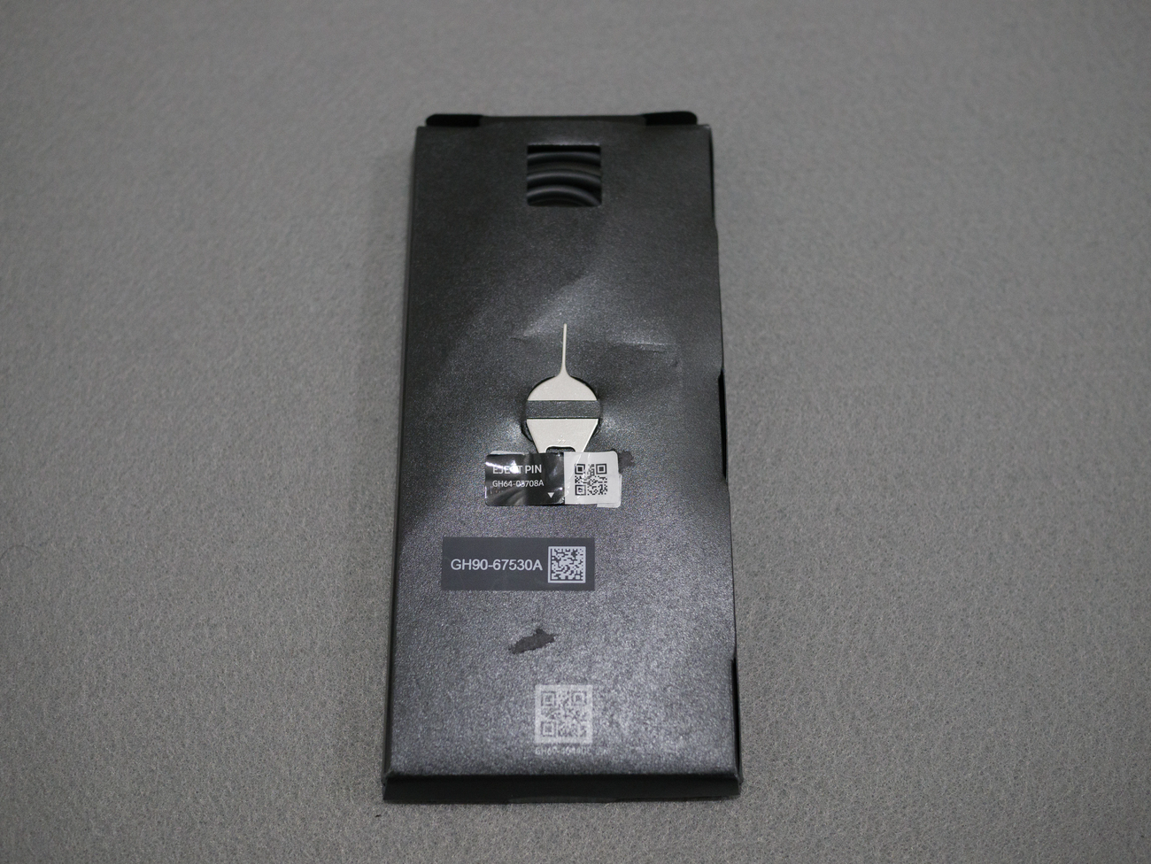 付属品箱の背面にSIMピンがあります(滅茶苦茶になっていますがご容赦ください)