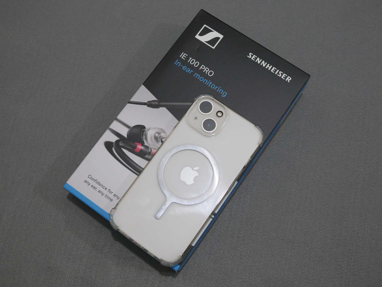 IE 100 PRO いや箱デカくね?(iPhone 13と比較)