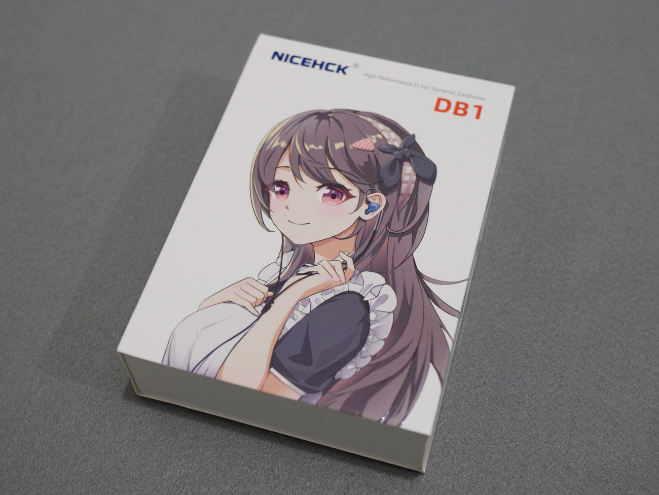 NICEHCK DB1 箱 中華イヤホンの流行りに乗ってか二次元キャラが描かれている